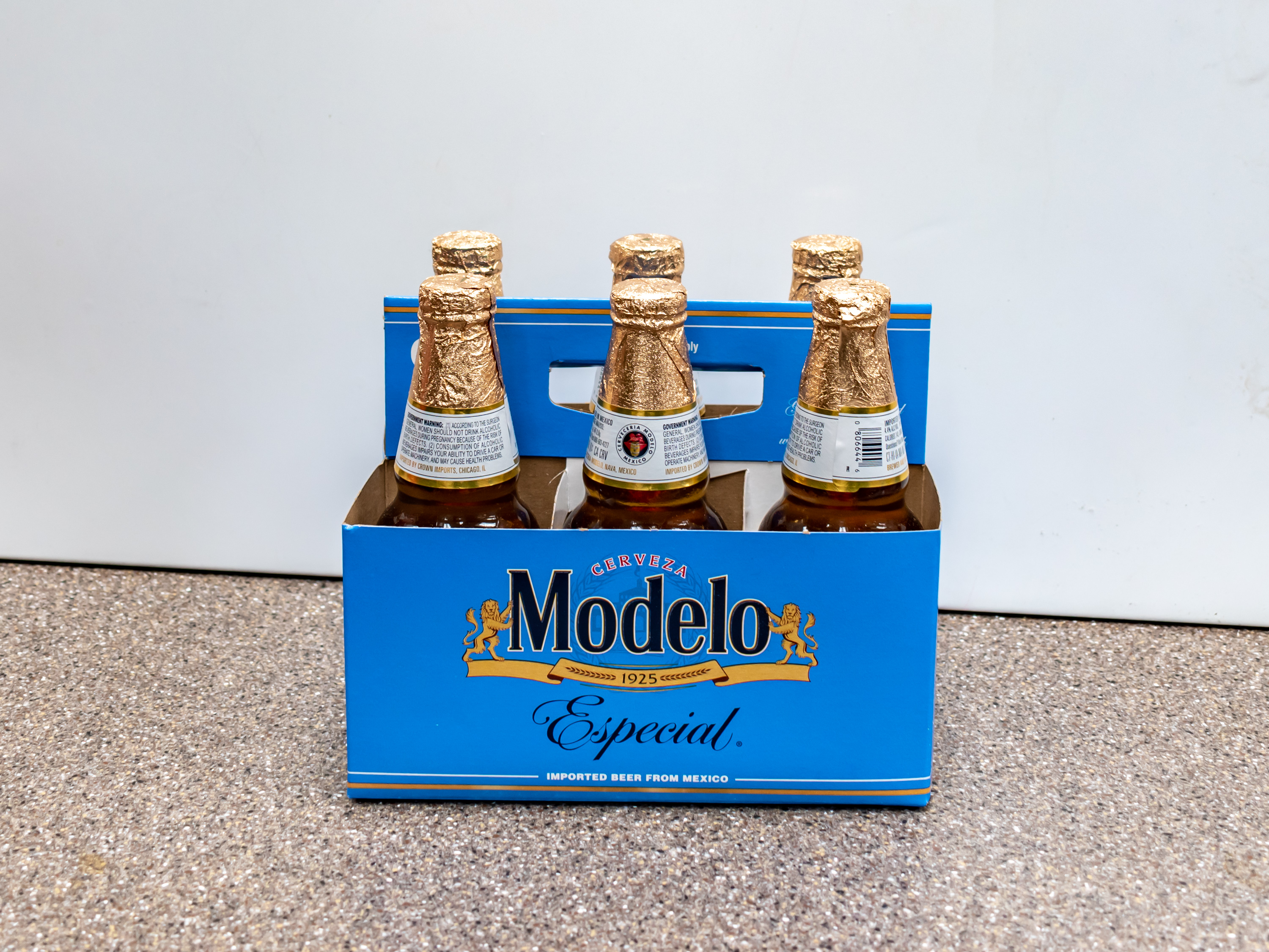 Order Modelo Especial Beer, 355 ml Bottled - 6 Pack food online from Kangaroo Food Mart store, Cathedral City on bringmethat.com