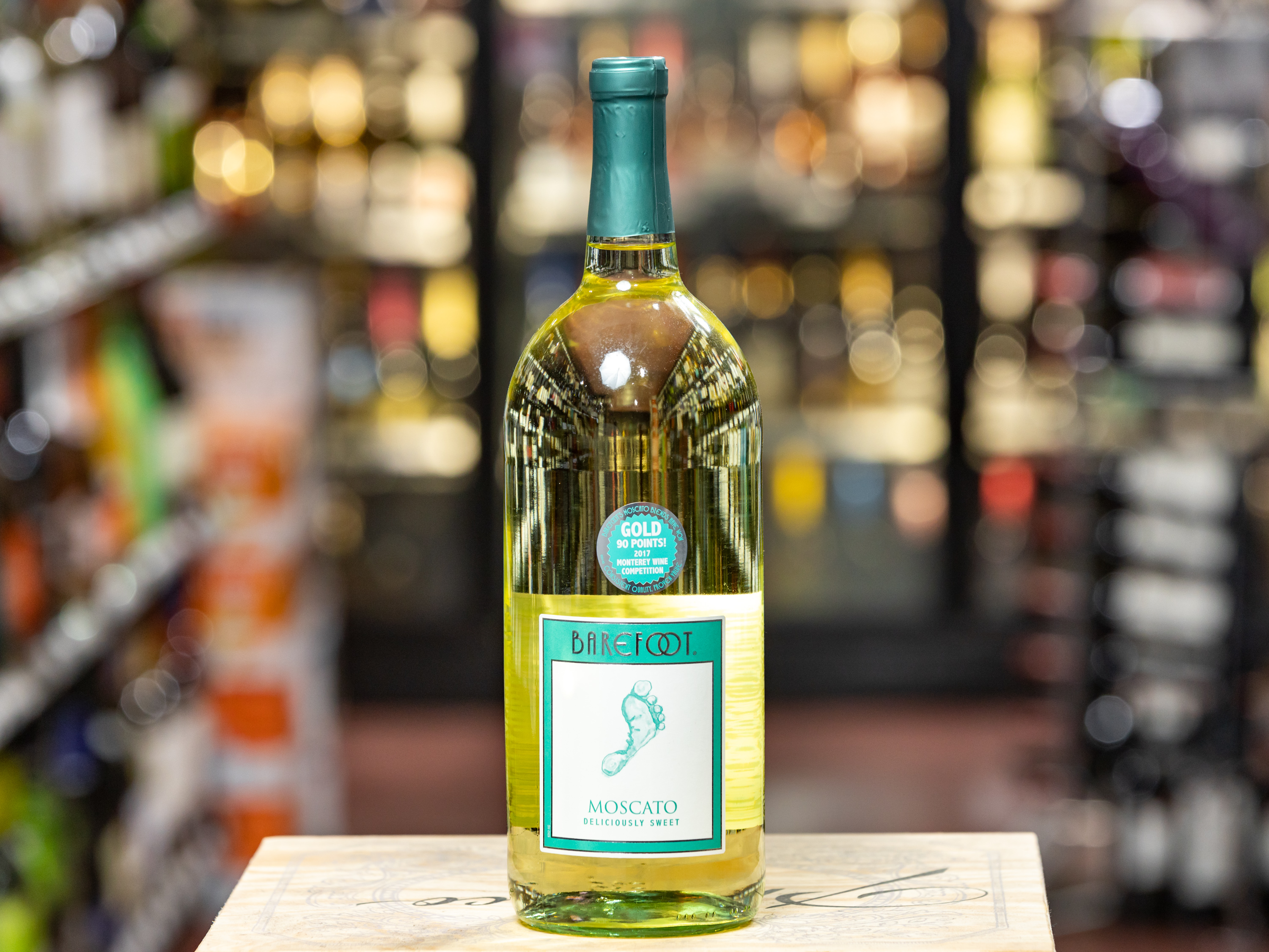 Order Barefoot Moscato, 1.5 Liter Wine food online from R & B Cardinal store, Bridgeview on bringmethat.com