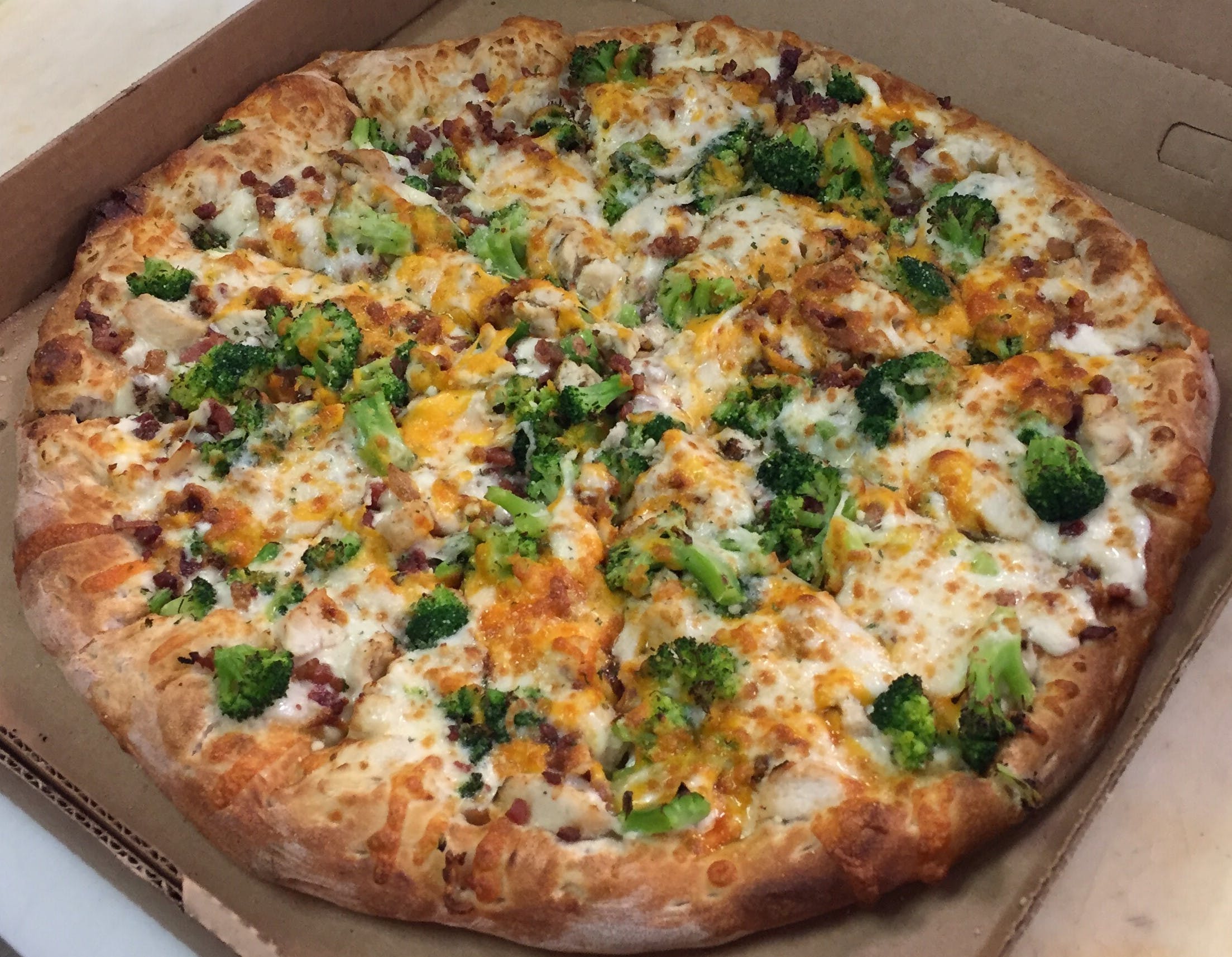 Order Broccoli Chicken Alfredo Pizza - Small 10'' food online from Tomatoes store, Carnegie on bringmethat.com