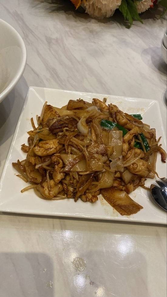 Order L6 - Fried Flat Noodle - 干炒河粉 food online from Lao Sze Chuan store, Rockville on bringmethat.com
