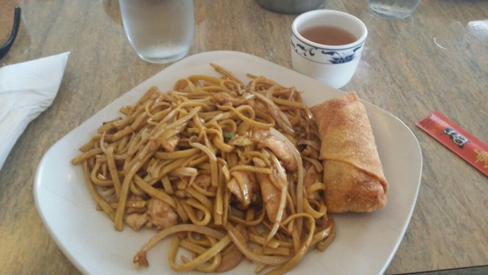 Order 102. Chicken Lo Mein food online from Tai Pan Chinese Restaurant store, Springfield on bringmethat.com
