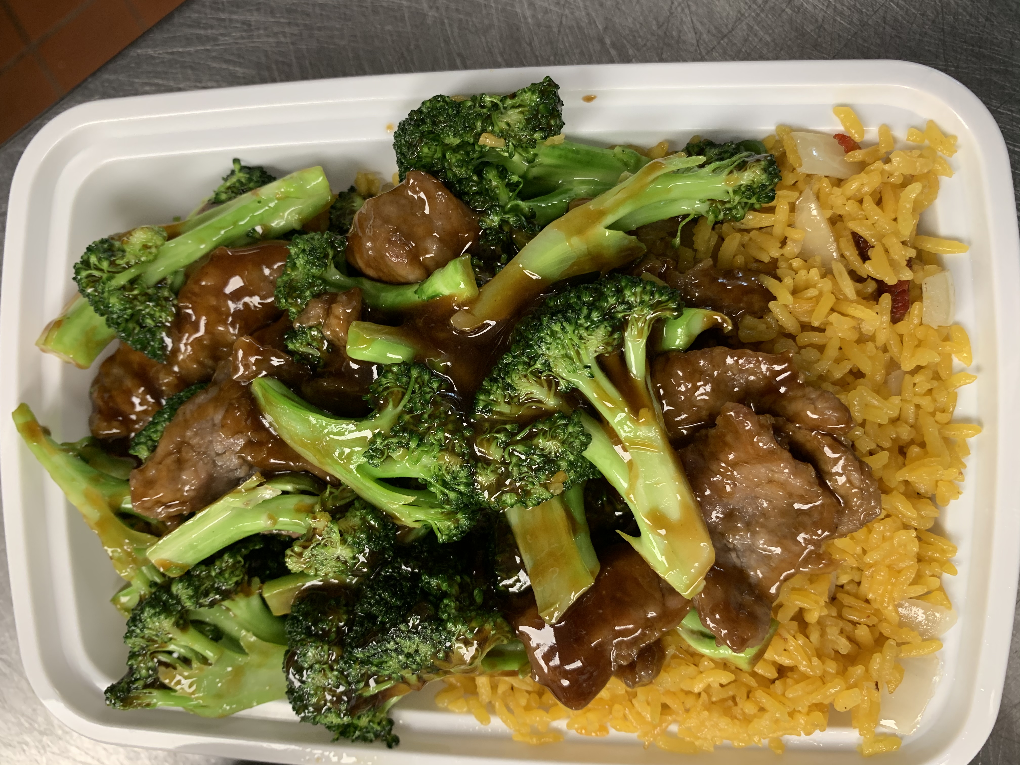 Order C24. Beef with Broccoli Combination Platter food online from New Jumbo Taste store, New Hyde Park on bringmethat.com