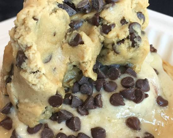 Order Peanut Butter Chocolate Chip Cookie Dough Roll food online from Cinnaholic store, Berkeley on bringmethat.com