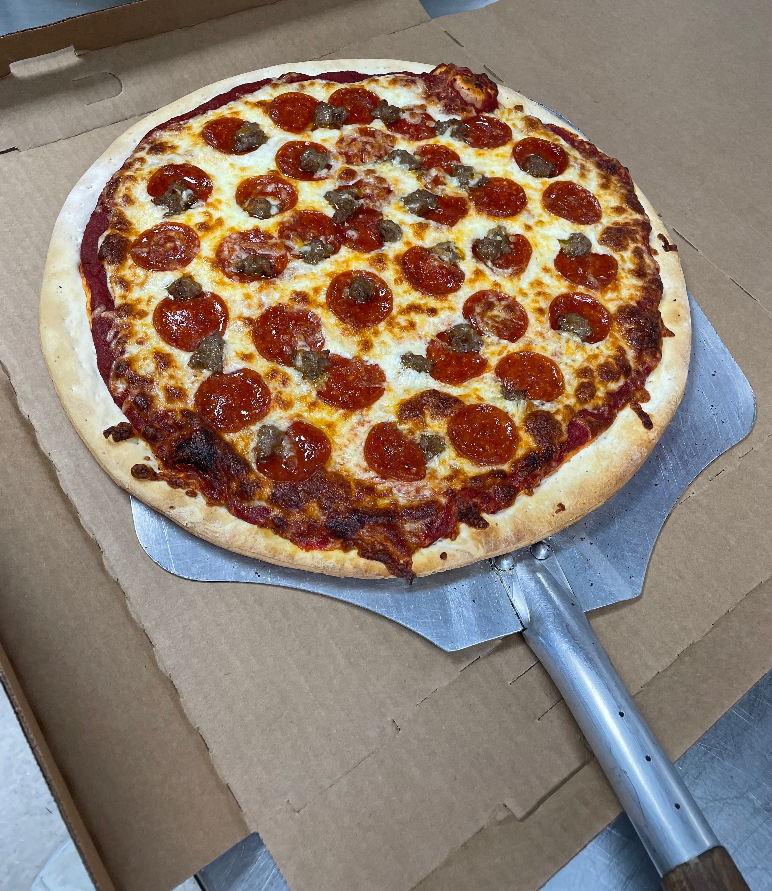 Order Jumbo 16'' 2 Topping Pizza Monday & Tuesday Special - Special food online from Pizza Man store, Ellsworth on bringmethat.com