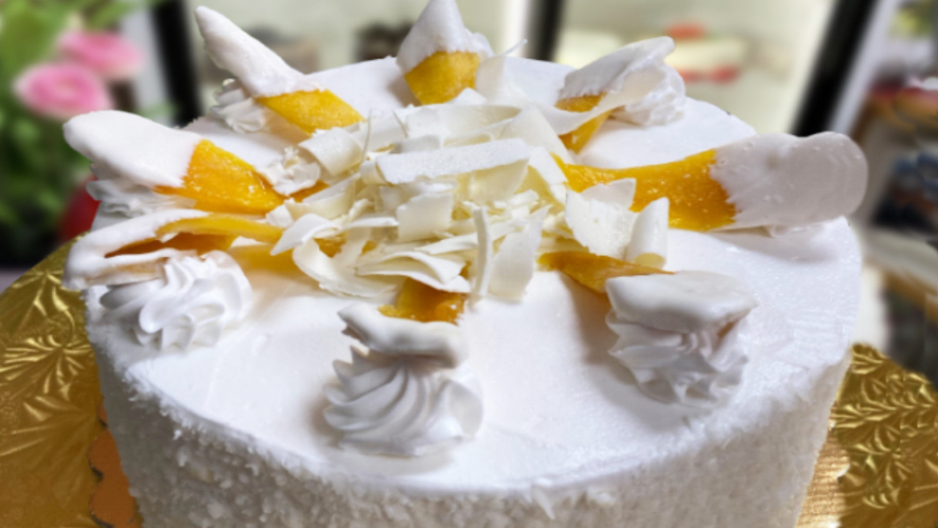 Order Mango Delight Cake food online from La Creme Bakery store, Los Angeles on bringmethat.com