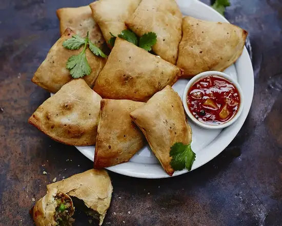 Order Veggie Samosas food online from Incredible India Cafe store, Los Angeles on bringmethat.com