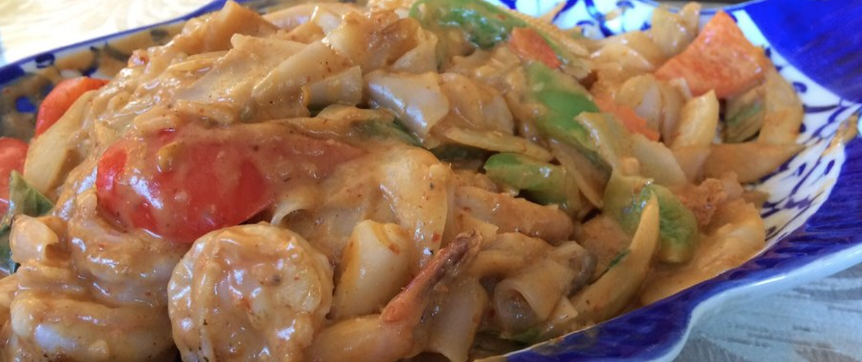 Order N8. Basil Curry Noodles food online from Sawasdee Thai Cuisine store, Ventura on bringmethat.com