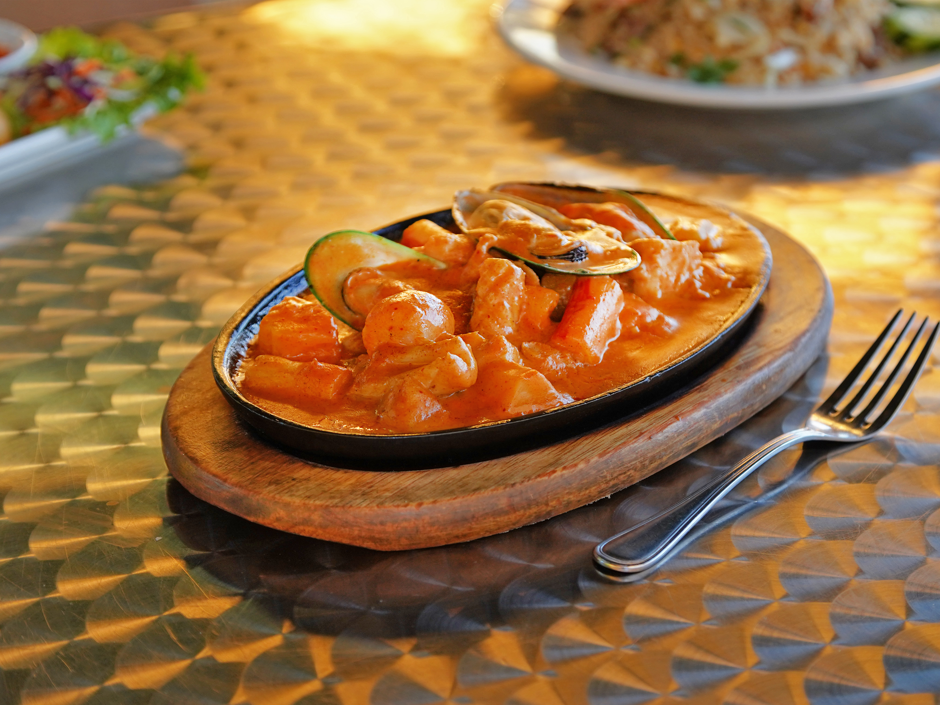 Order 102. Sizzling Seafood with Coconut Curry food online from Thai Bamboo store, Northridge on bringmethat.com