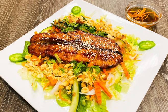 Order A12. Grilled Salmon Salad (Gỏi Cá Hồi Nướng) food online from Pho Seven store, San Lorenzo on bringmethat.com