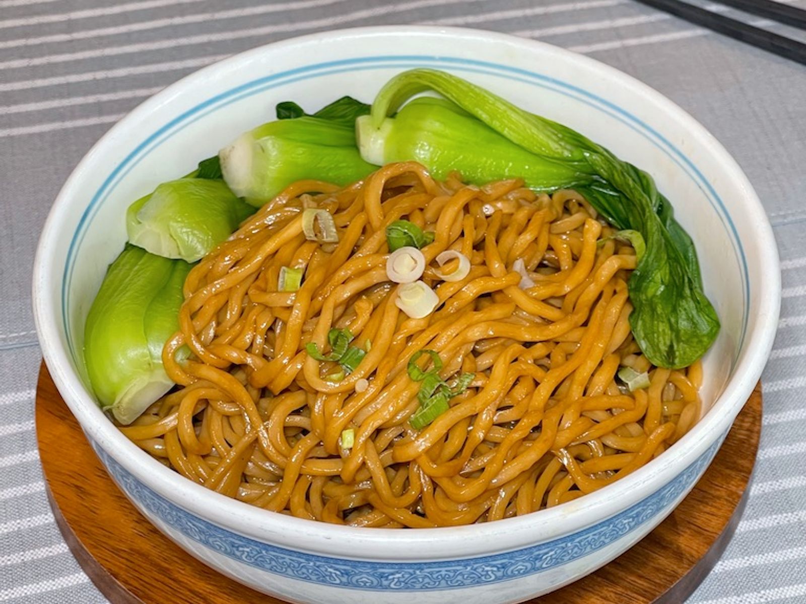 Order B1 Scallion Infused Oil Dry Noodle(Vegetarian) B1 本帮葱油拌面(素) food online from Mid Summer Lounge store, Champaign on bringmethat.com