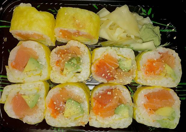 Order Gold Mountain Roll food online from Sakura Sushi & Thai Cuisine store, New York on bringmethat.com