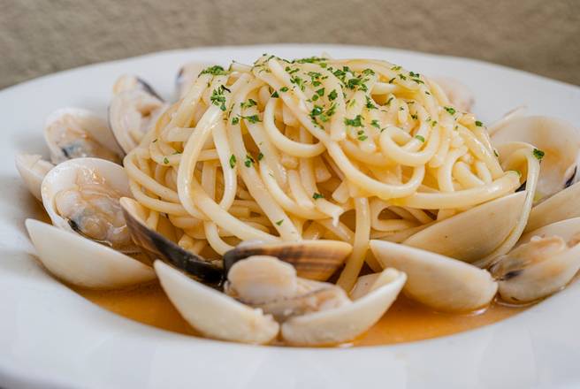Order Linguine Vongole food online from Parma Cucina Italiana store, San Diego on bringmethat.com