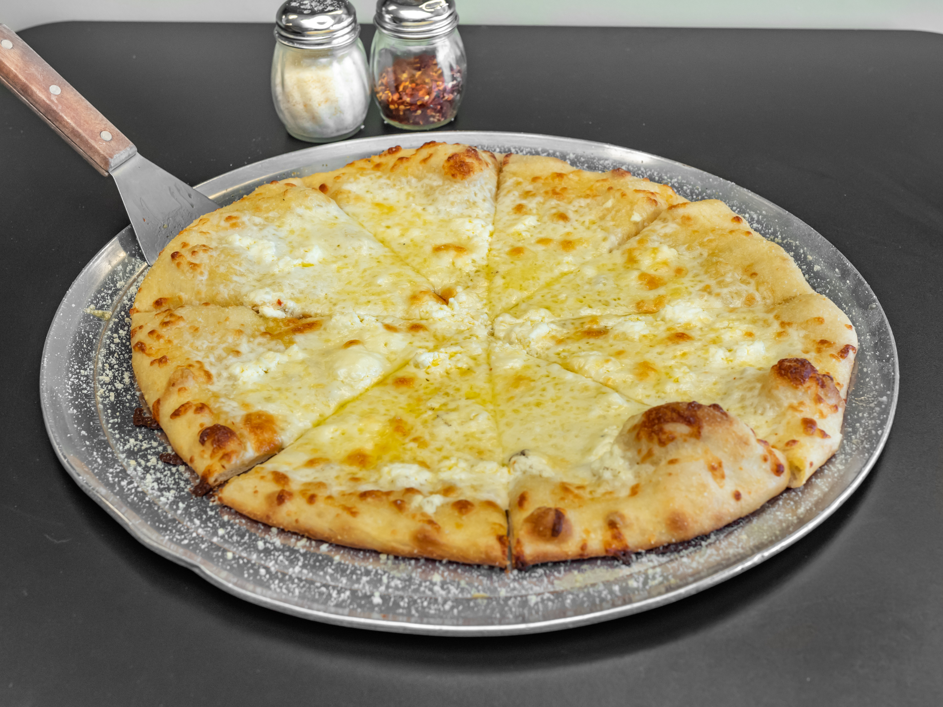 Order Great White Pizza food online from Tonti's Pizzeria store, Parker on bringmethat.com