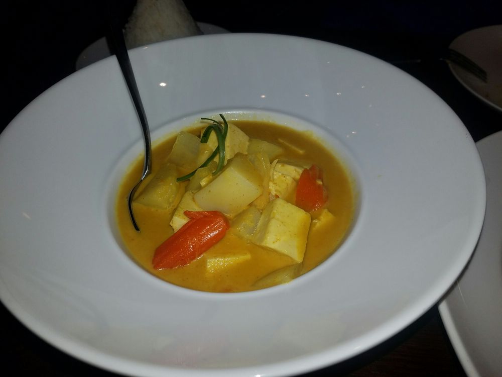 Order Yellow Curry food online from Naree Thai store, Long Beach on bringmethat.com
