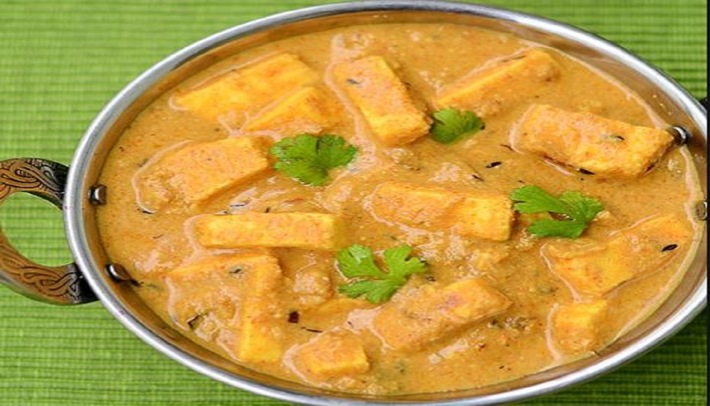 Order Paneer Korma (White sauce) food online from Aroma Indian Cuisine store, Ann Arbor on bringmethat.com