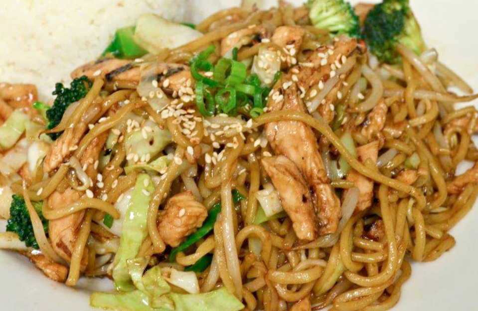 Order Chicken Chow Mein food online from Kino Sushi store, Los Angeles on bringmethat.com