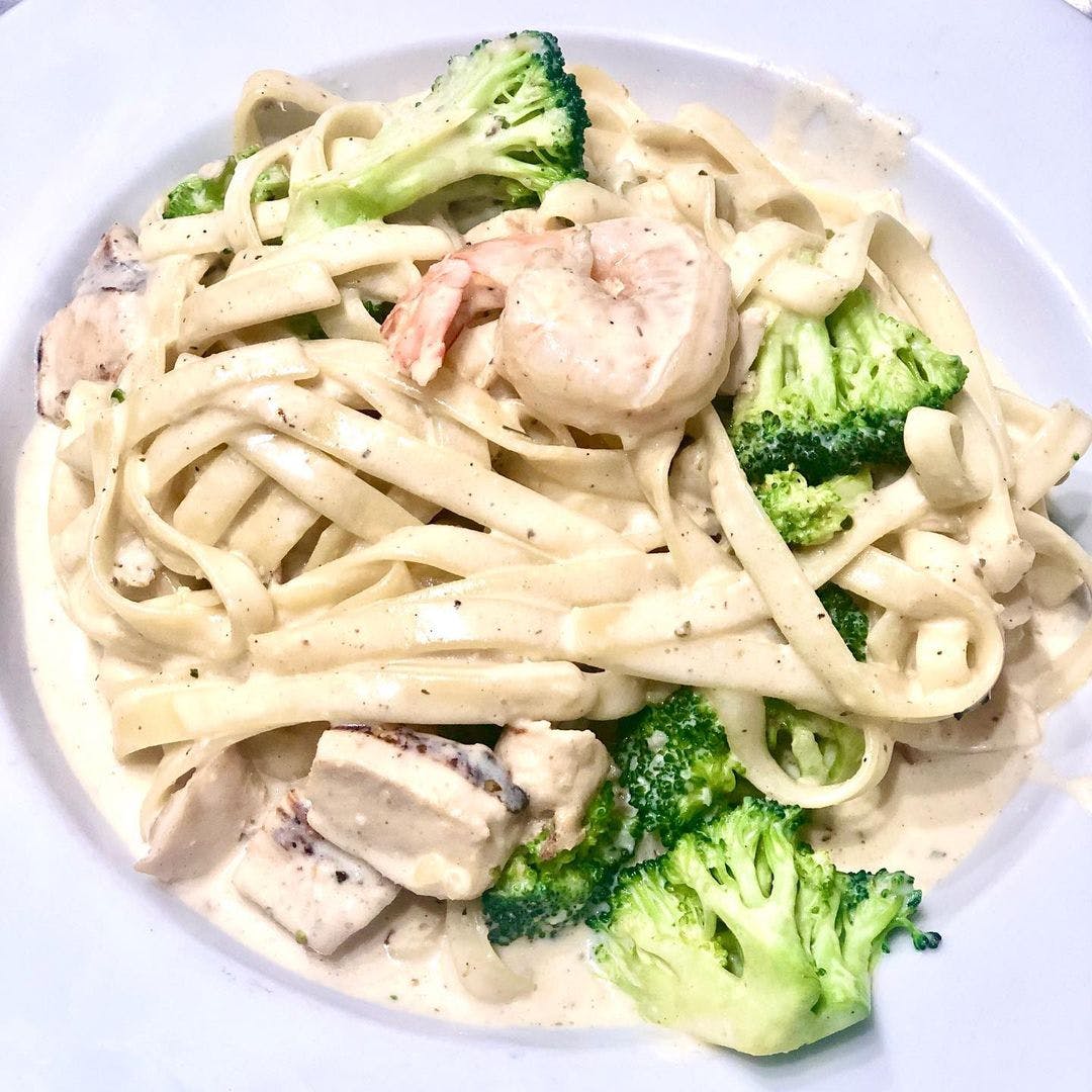 Order 2. Fettuccine Alfredo - For 1 Person food online from Verdugo Pizza store, Glendale on bringmethat.com