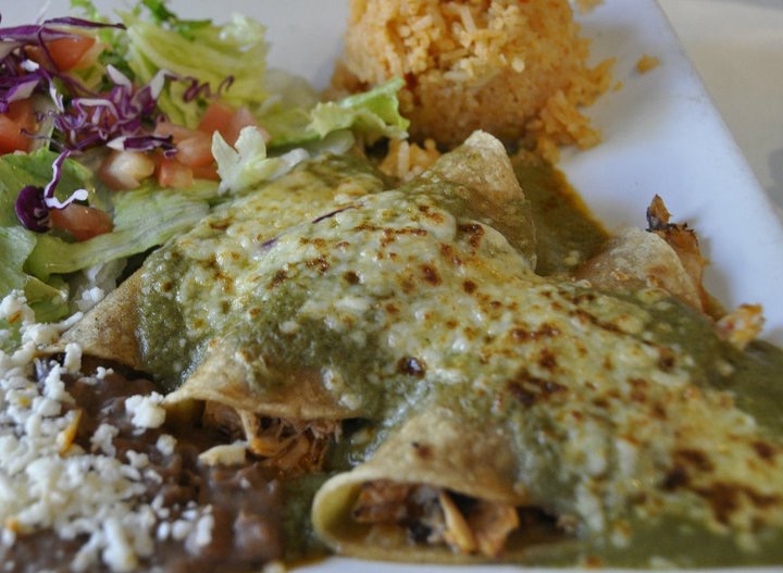 Order Enchiladas en Salsa Verde Con Chorizo food online from El Nuevo Mexicano store, Roswell on bringmethat.com