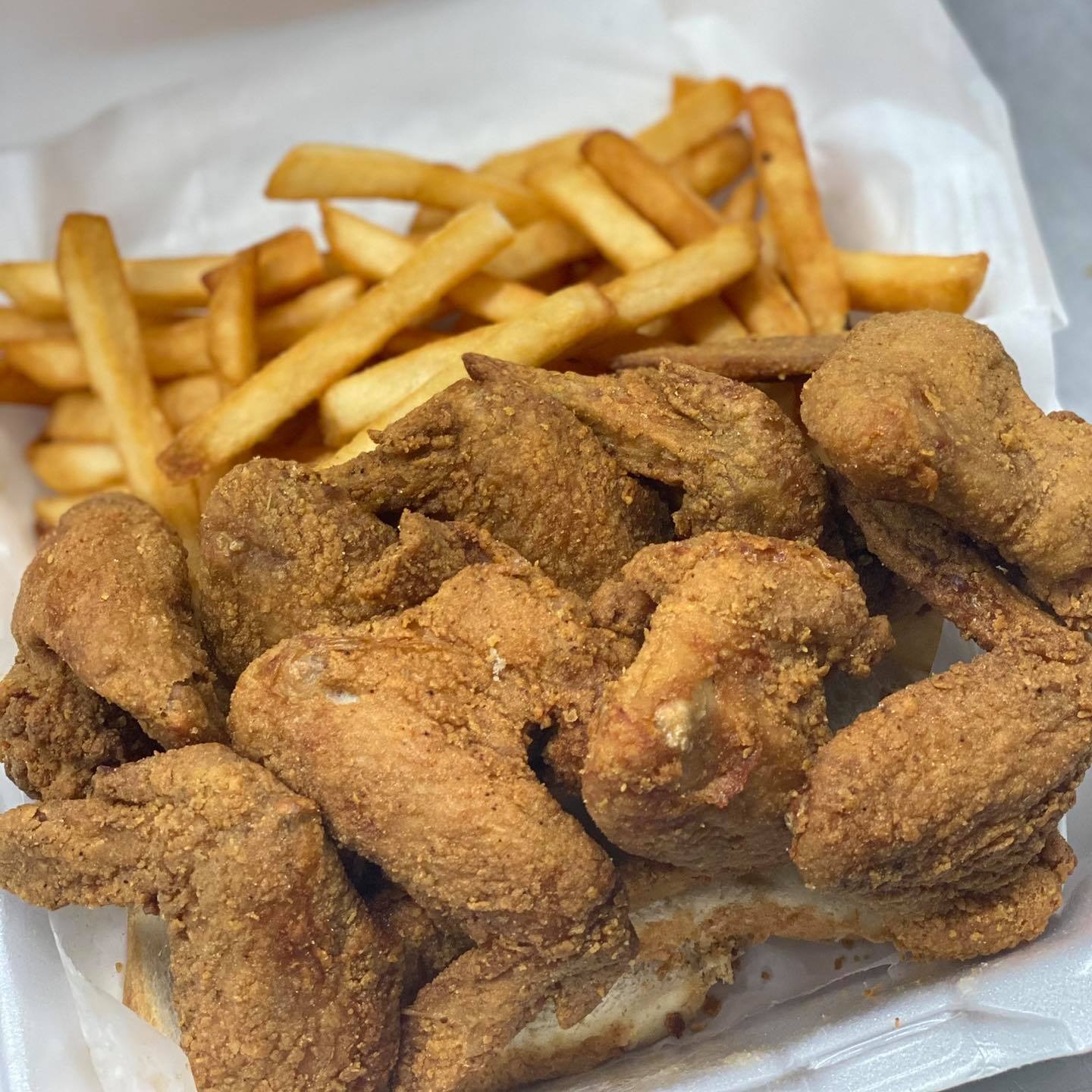 Order 8 Wings Dinner food online from Sharks Fish & Chicken store, Decatur on bringmethat.com