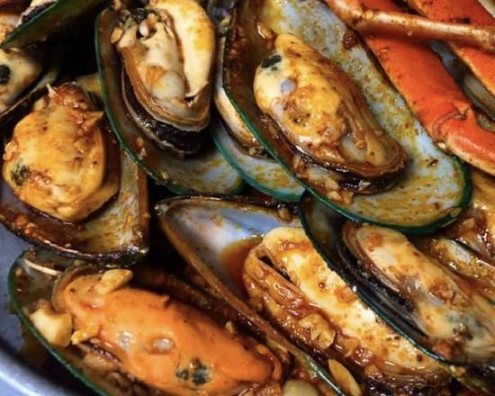 Order Green Mussels (1 lb) food online from Tasty Crab House store, Aiken on bringmethat.com