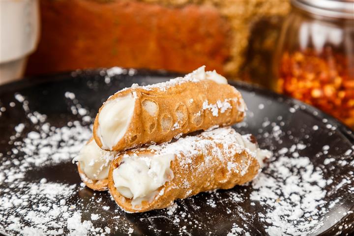 Order Cannolis food online from Fatty Pizza store, Macon on bringmethat.com