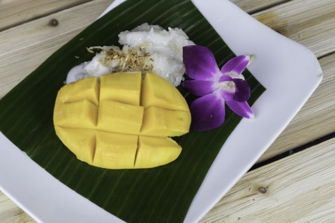 Order Sweet Sticky Rice with Mango food online from Thai Rama store, Phoenix on bringmethat.com