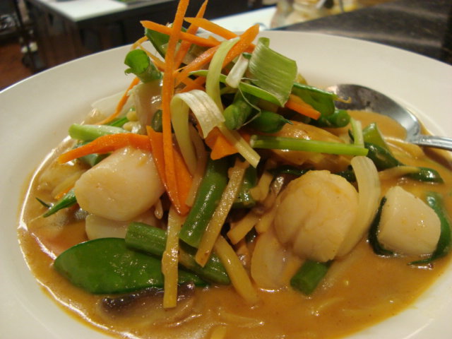 Order 45. Scallops with Sweet Basil food online from The Lemongrass Cafe store, Tumwater on bringmethat.com