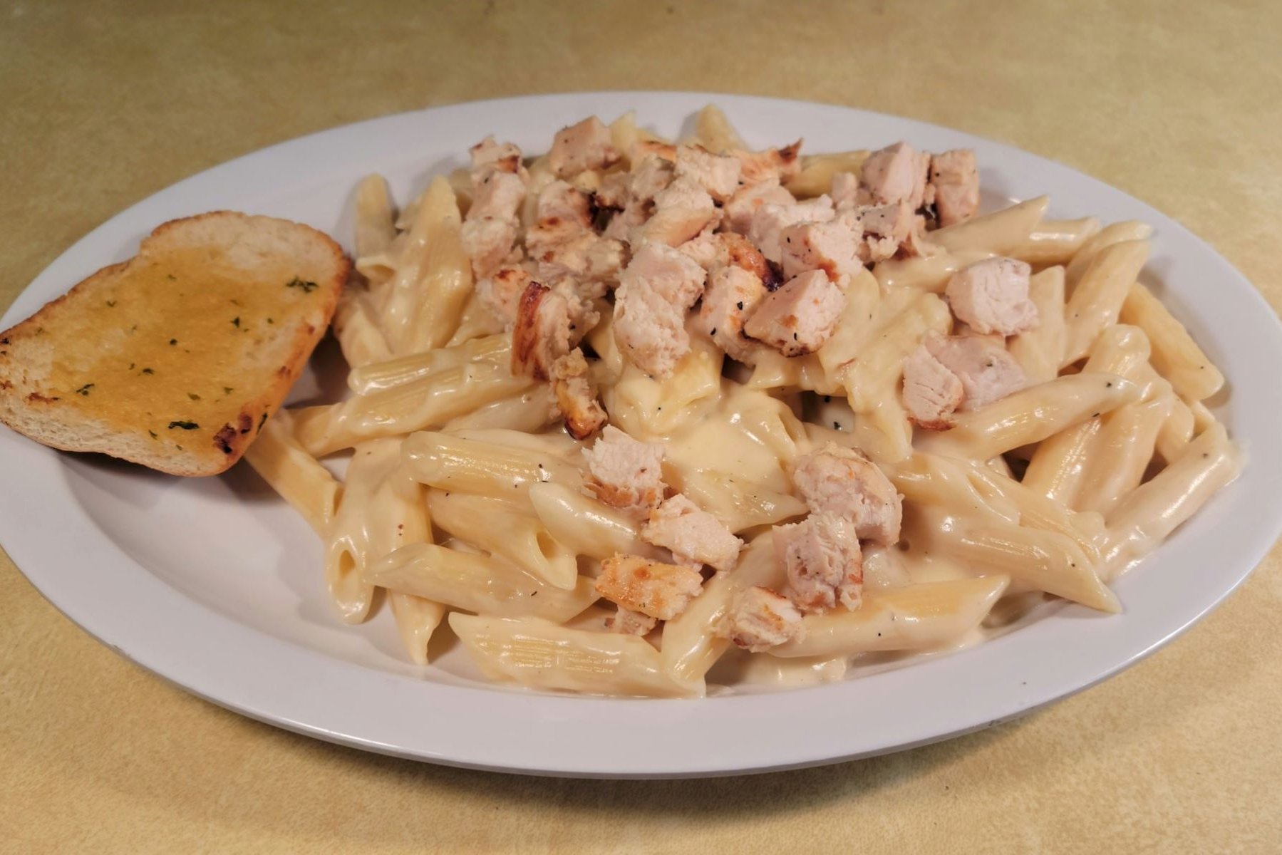 Order Chicken Alfredo food online from Zios Pizza store, Kansas City on bringmethat.com