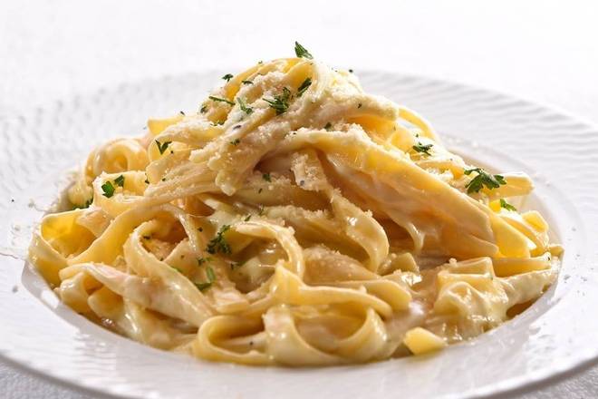 Order Fettuccine Alfredo Pasta food online from Freddy's Pasta and Pizza store, Gaithersburg on bringmethat.com