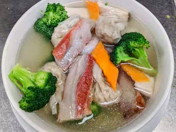Order 18. Won Ton Soup food online from Kirin Chinese Restaurant store, Mountain View on bringmethat.com
