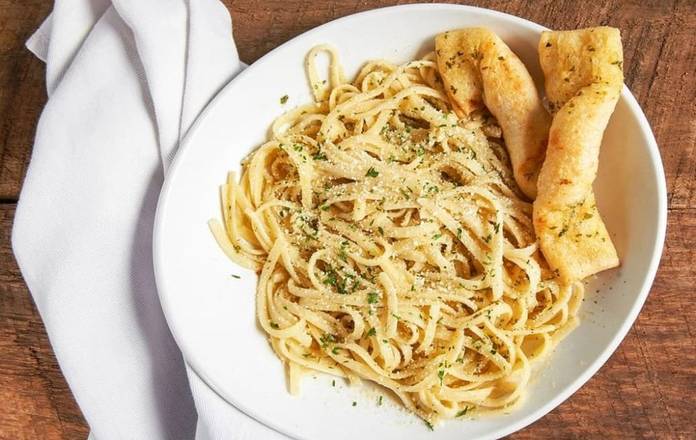 Order Pasta Aglio E Olio food online from Zeppe's Pizzeria-Highland Hts store, Cleveland on bringmethat.com