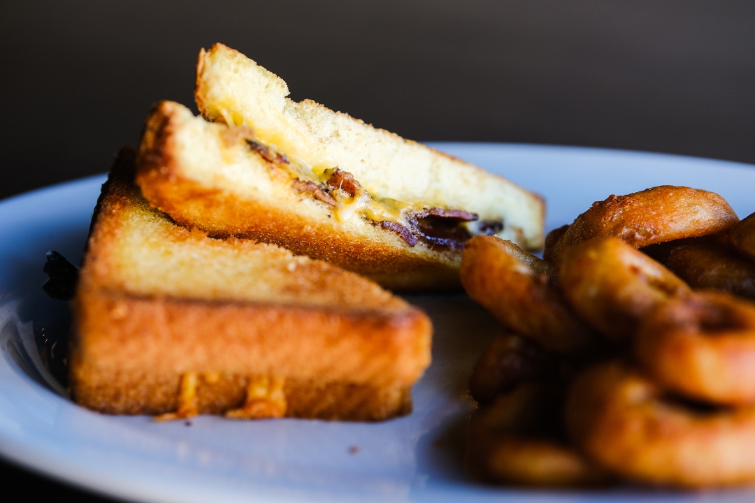 Order Hickory Smoked Grilled Cheese Sandwich food online from Valley Lodge Tavern store, Wilmette on bringmethat.com
