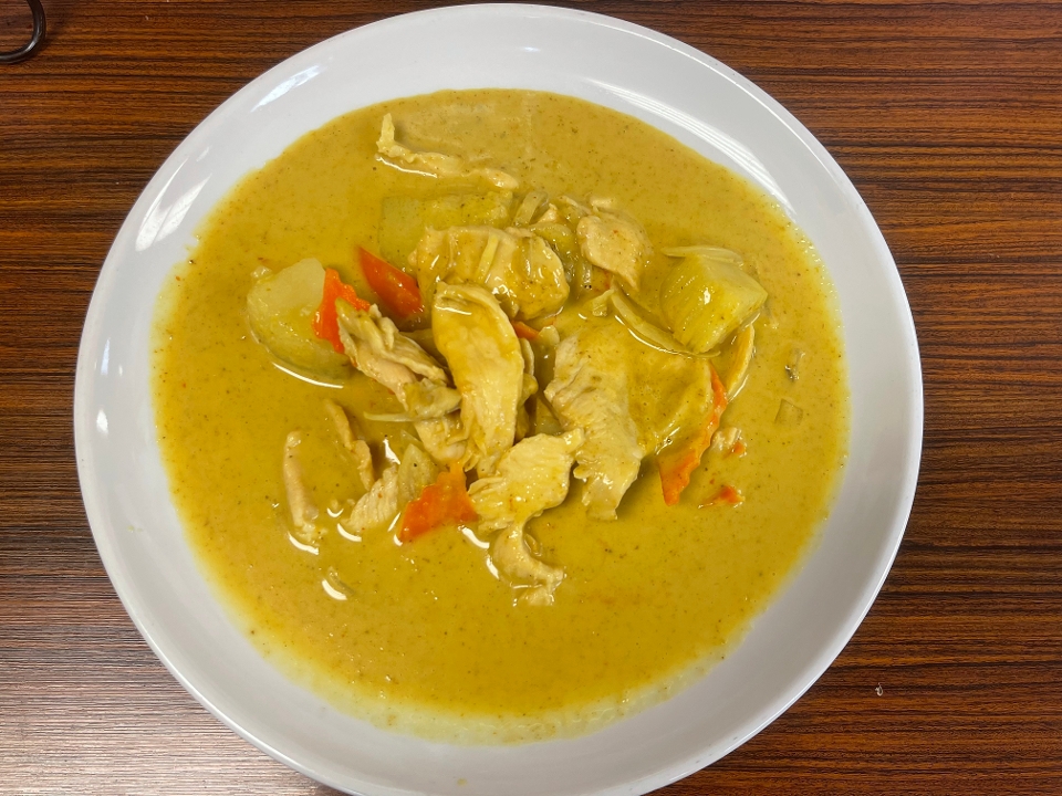 Order Yellow Curry food online from Saucy's Thai & Pho store, Plano on bringmethat.com