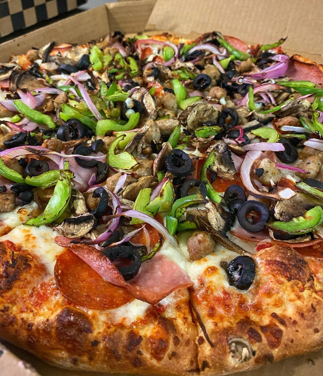 Order Ultimate Pizza - Medium food online from Double Or Nothin Pizza store, Ontario on bringmethat.com