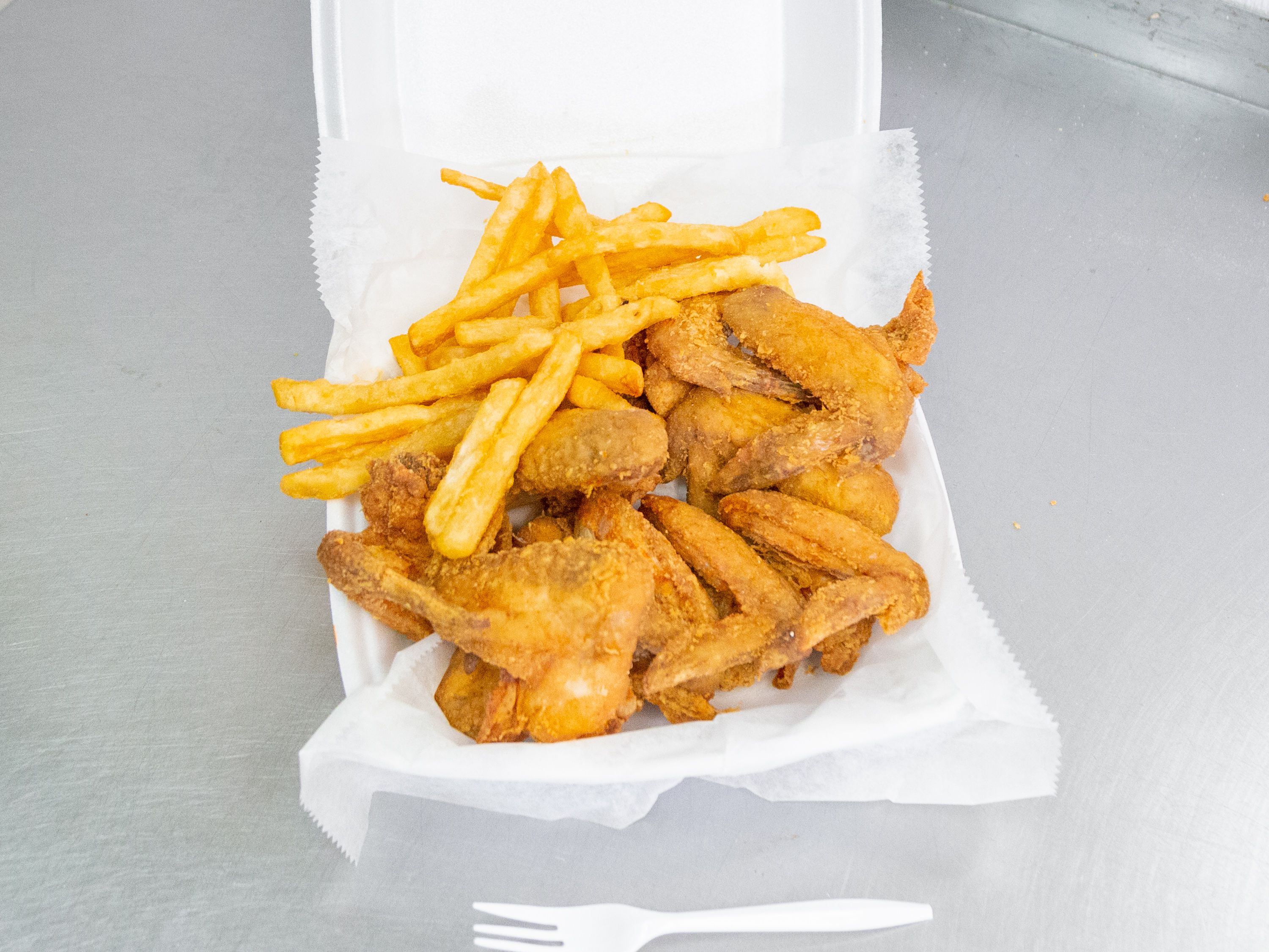 Order 6 Pieces Chicken Wings food online from Jj Fish & Chicken store, Chicago on bringmethat.com
