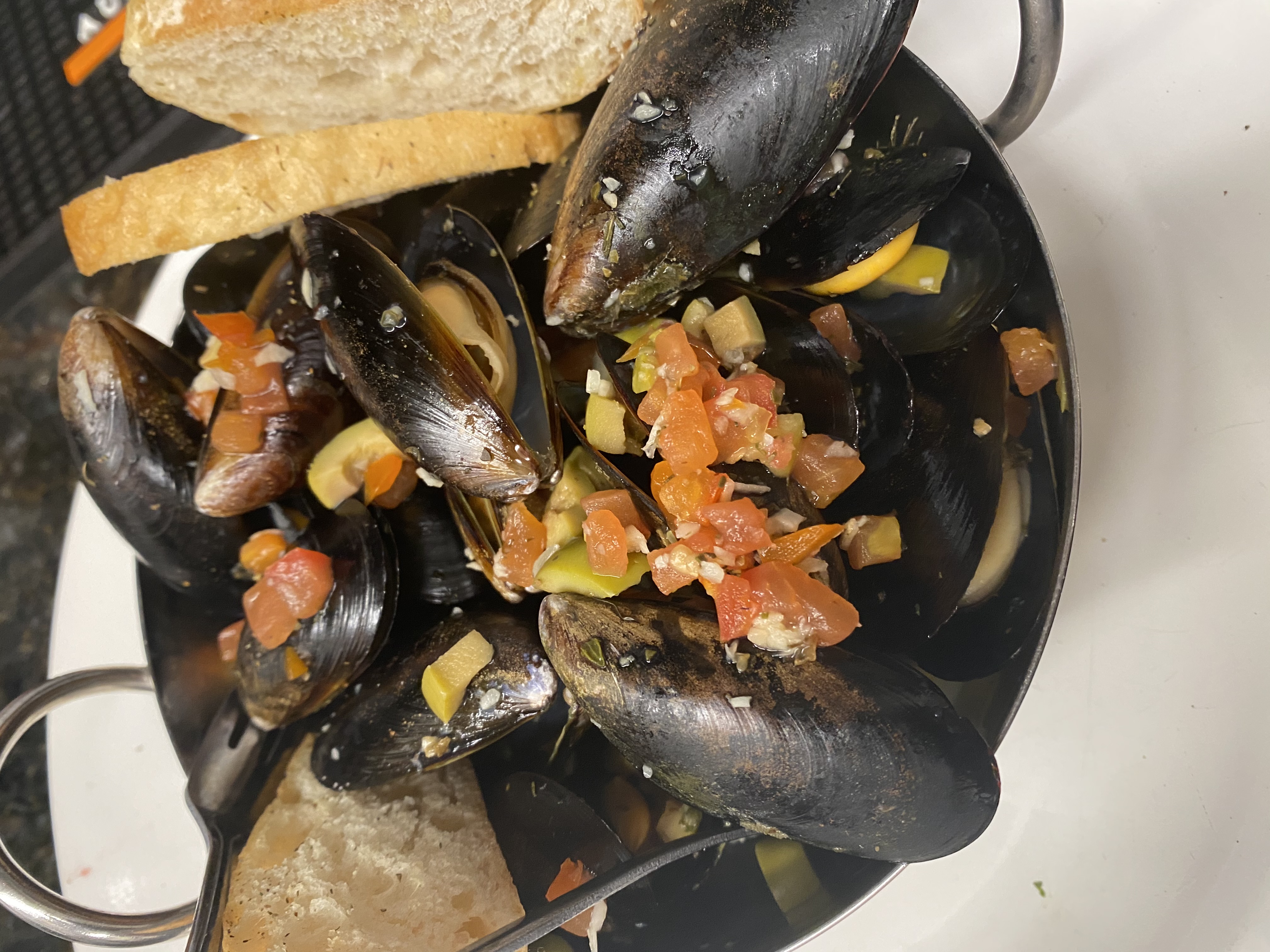 Order Sauteed Mussels  food online from Cj Finz Raw Bar & Grille store, Manassas on bringmethat.com