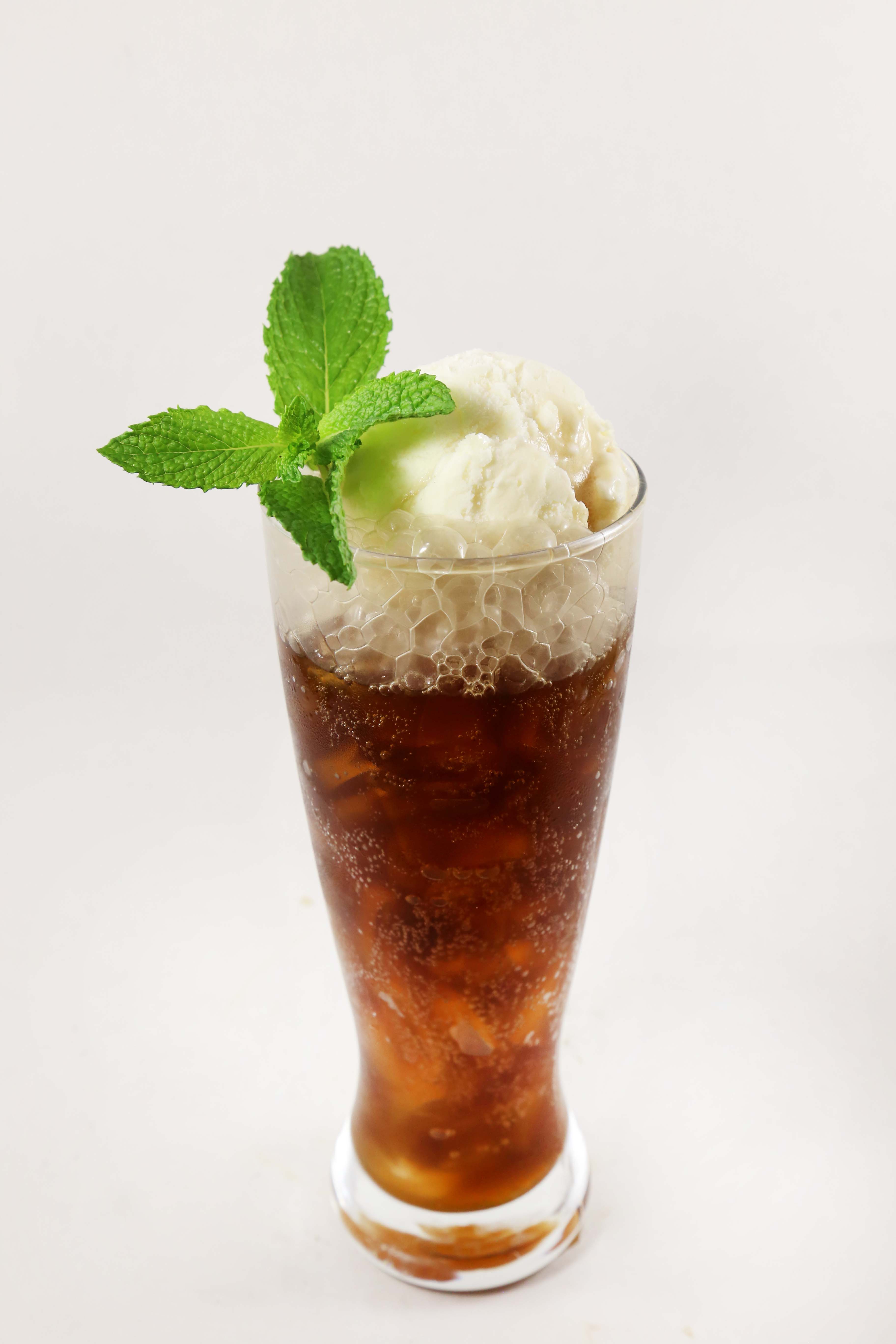 Order 165. Dirty Root Float food online from Eto'O Modern Asian Cuisine store, Chicago on bringmethat.com