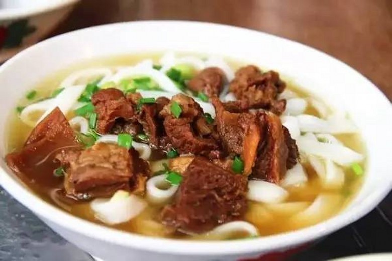 Order 9. Stewed Beef Rice Noodle Soup(牛腩河粉) food online from New Fortune Restaurant store, San Francisco on bringmethat.com
