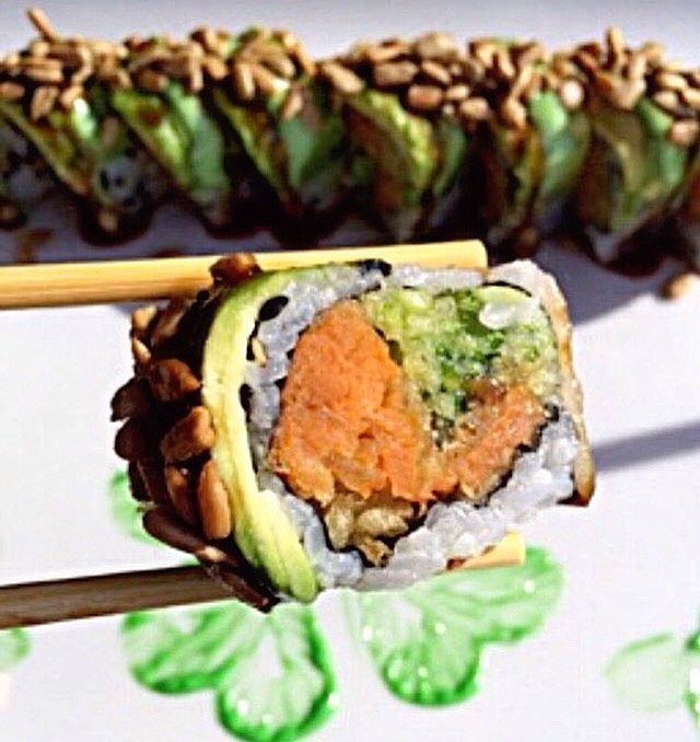 Order Green Day Maki Roll food online from Rock wrap & roll store, Chicago on bringmethat.com