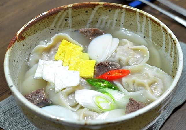 Order Dduk Mandu Kuk Soup food online from Stone Korean Kitchen store, San Francisco, CA on bringmethat.com