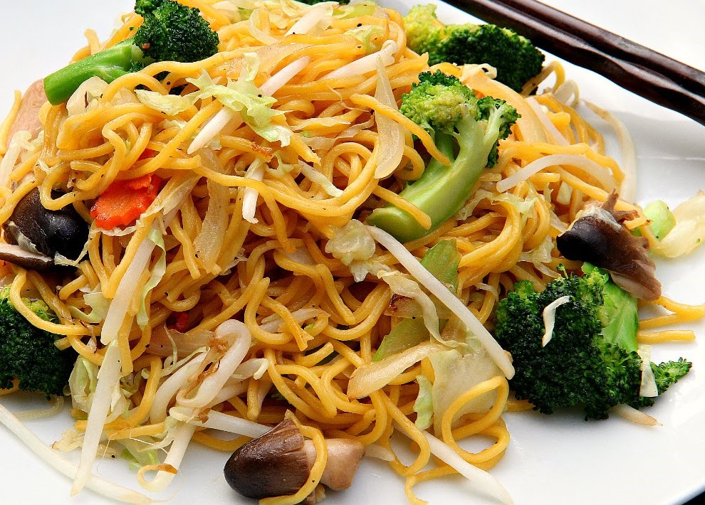 Order 62. Chow Mein Noodles food online from Sawaddee Thai Restaurant store, Las Vegas on bringmethat.com