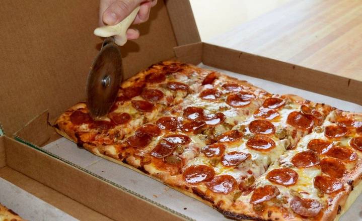 Order Deluxe Pepperoni food online from Ianazone Pizza store, Boardman on bringmethat.com