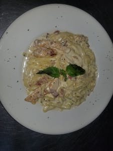 Order Chicken Fettuccine Alfredo food online from Ny Pizza Pasta store, Bedford on bringmethat.com