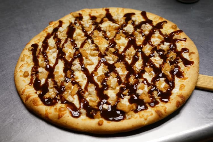 Order BBQ Chicken & Cheese Pizza - Personal 10'' food online from Arelis Italian Restaurant store, Bethlehem on bringmethat.com