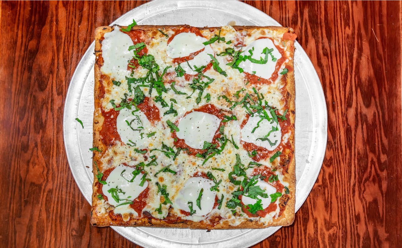 Order Brooklyn Pie - Large 16'' food online from La Vera Pizza No 2 store, Levittown on bringmethat.com
