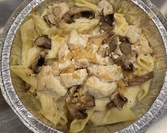 Order Alfredo Chicken Pasta (halal) food online from Sal's Pizza Pasta & Wings store, Nacogdoches on bringmethat.com