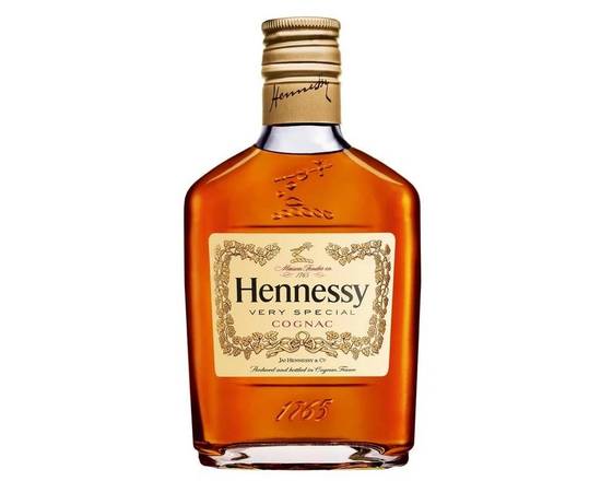 Order Hennessy VS, 375mL cognac (40.0% ABV) food online from NEWBRIDGE WINES & SPIRITS CORP store, Levittown on bringmethat.com