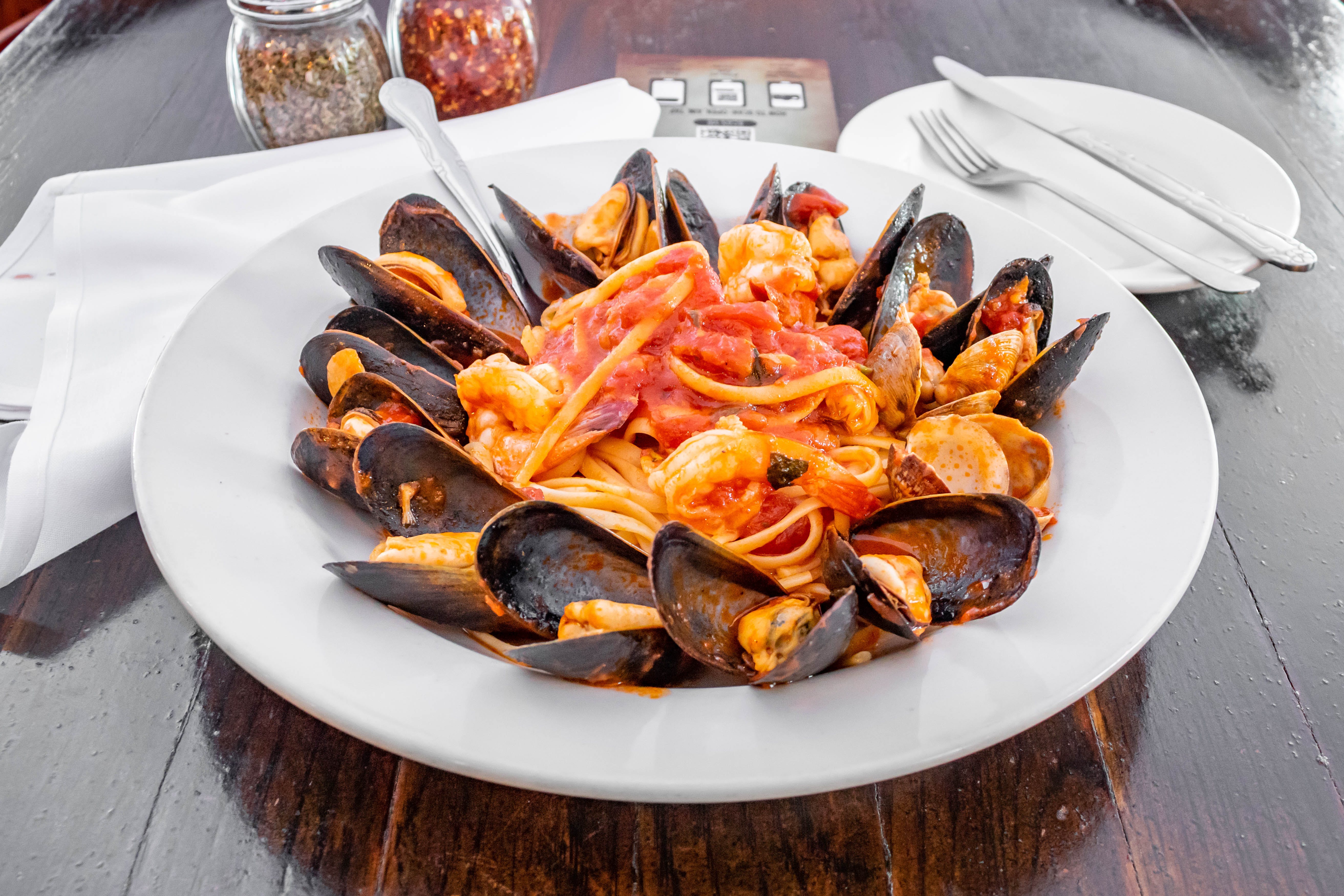 Order Linguine Con Cozze - Entree food online from Mamma Mia Trattoria store, Langhorne on bringmethat.com