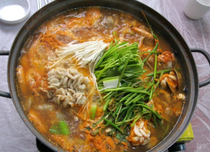Order 고니탕 Codfish Roe Stew food online from Duri Pocha store, Ridgefield on bringmethat.com