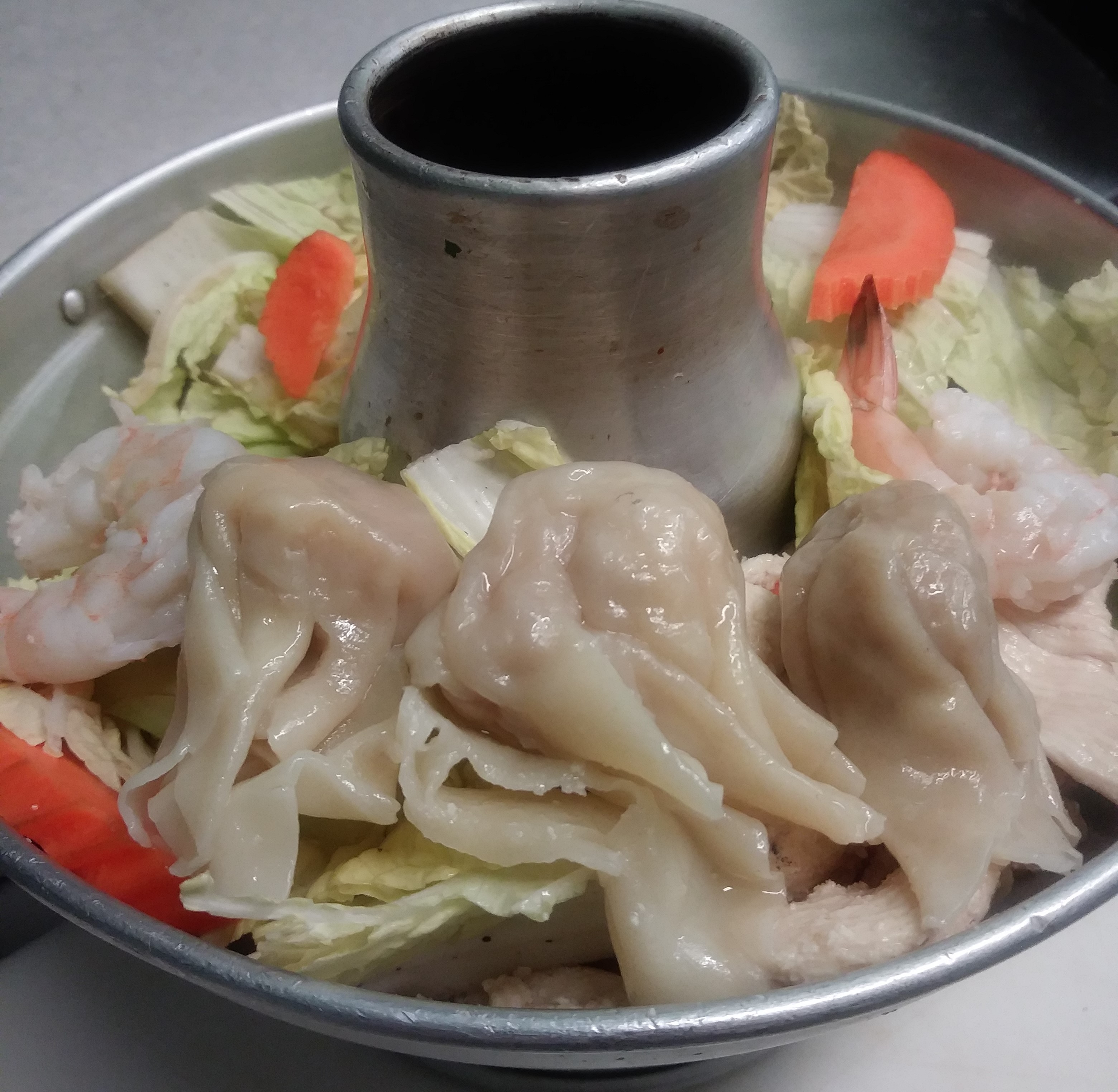 Order Wonton Soup food online from Thai Fiesta Cafe store, Paramount on bringmethat.com